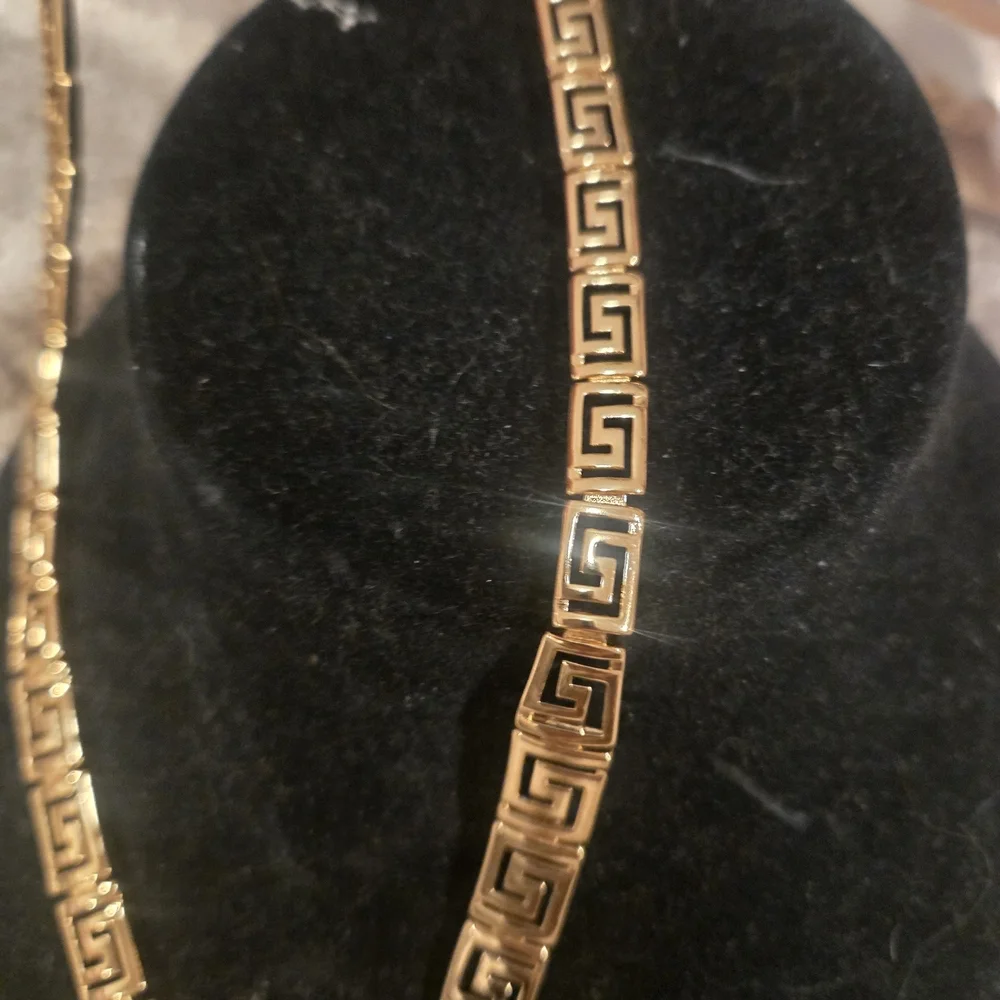 Elegant Gold Geometric Necklace